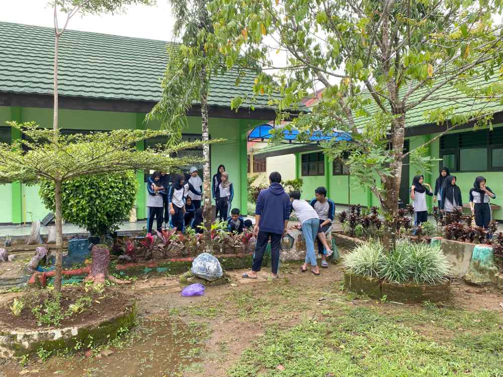 SMK Rizki Gelar Kegiatan Kerja Bakti Lingkungan Sekolah